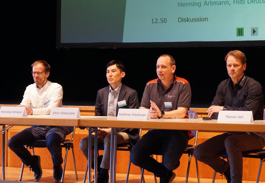 Podiumsdiskussion auf dem Kongress Holzbau in Memmingen mit Fokus auf Digitalisierung, Laserscanning und moderne Bauprozesse im Holzbau.