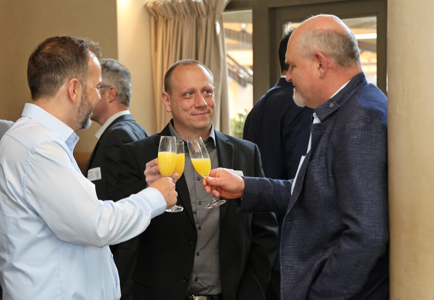 Austausch und Networking auf der Preisverleihung Produkt des Jahres 2025 in München mit Gesprächen zwischen Branchenexperten.