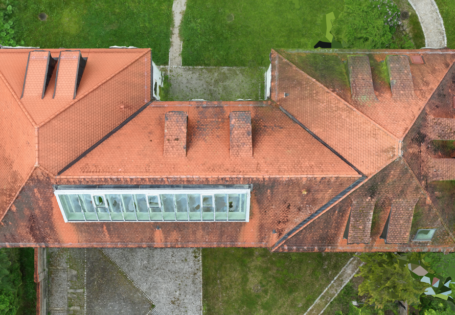 Detailierte Draufsicht eines Daches als Ergebnis einer Drohnenvermessung. Grundlage für exakte Planung, Analyse und digitale Weiterverarbeitung.