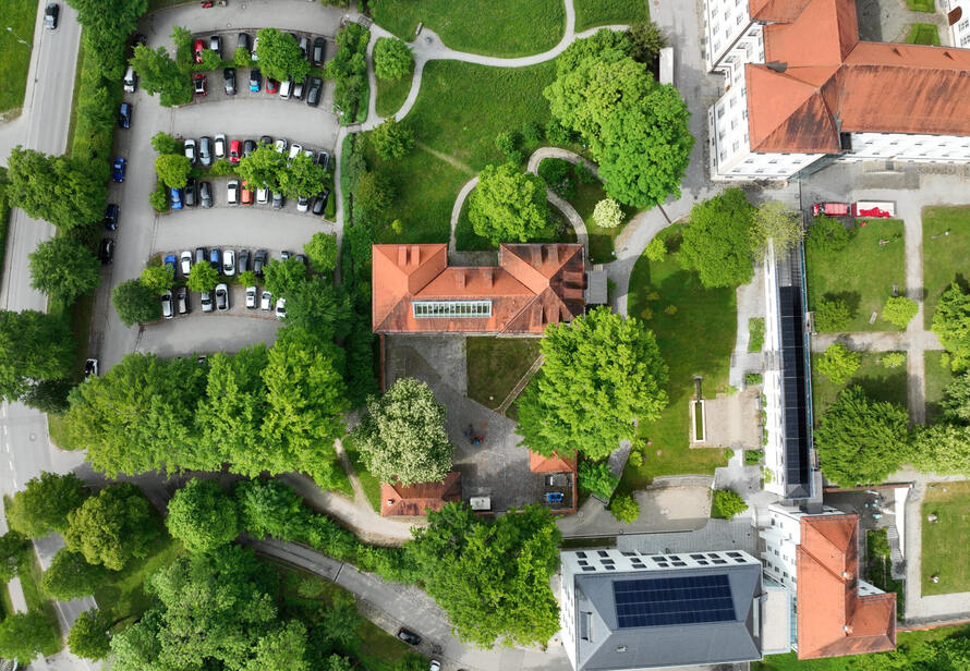 Drohnenaufnahme eines Gebäudekomplexes im Kloster Irsee. Perfekte Übersicht für präzise Vermessung, Planung und Dokumentation aus der Vogelperspektive.