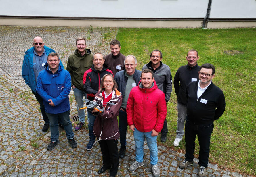 Gruppenbild eines Drohnenseminars. Praxisnaher Austausch und gemeinsames Lernen rund um Drohnentechnologie im Handwerk.