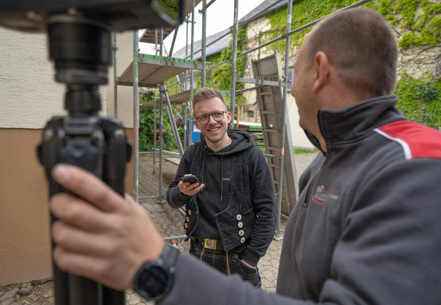 Praxis im Grundkurs 3D Vermessung. Austausch zwischen Teilnehmern direkt auf der Baustelle mit Fokus auf Laserscanning und digitale Bestandsaufnahme.