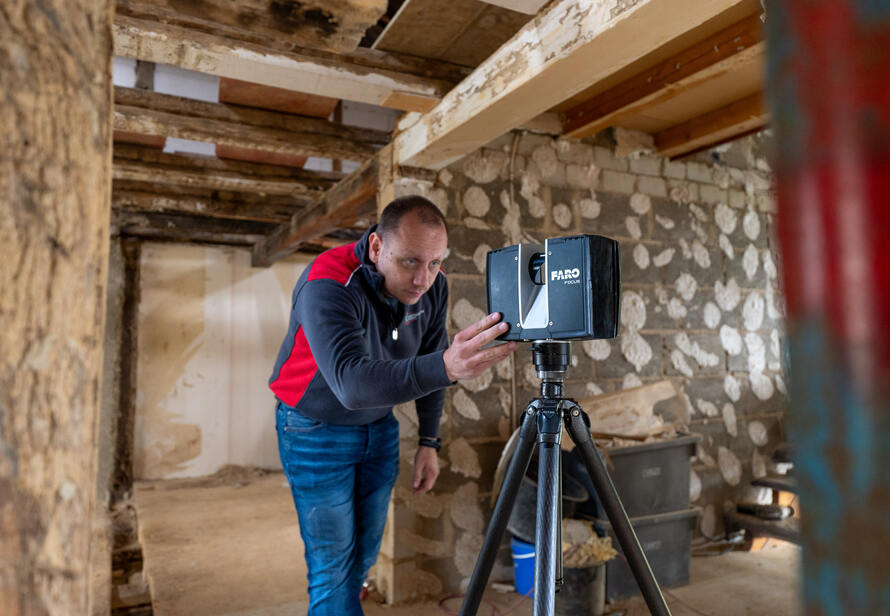 Laserscanner im Einsatz bei der Bestandsaufnahme eines Gebäudes. Präzise 3D Vermessung als Grundlage für Planung und Sanierung.