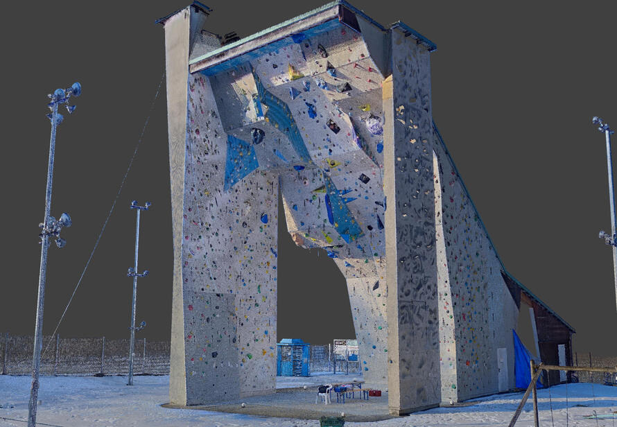 3D Punktwolke eines Kletterturms in Kempten. Präzise Laserscanning Vermessung zur Analyse von Verformungen und Bestandsdaten.