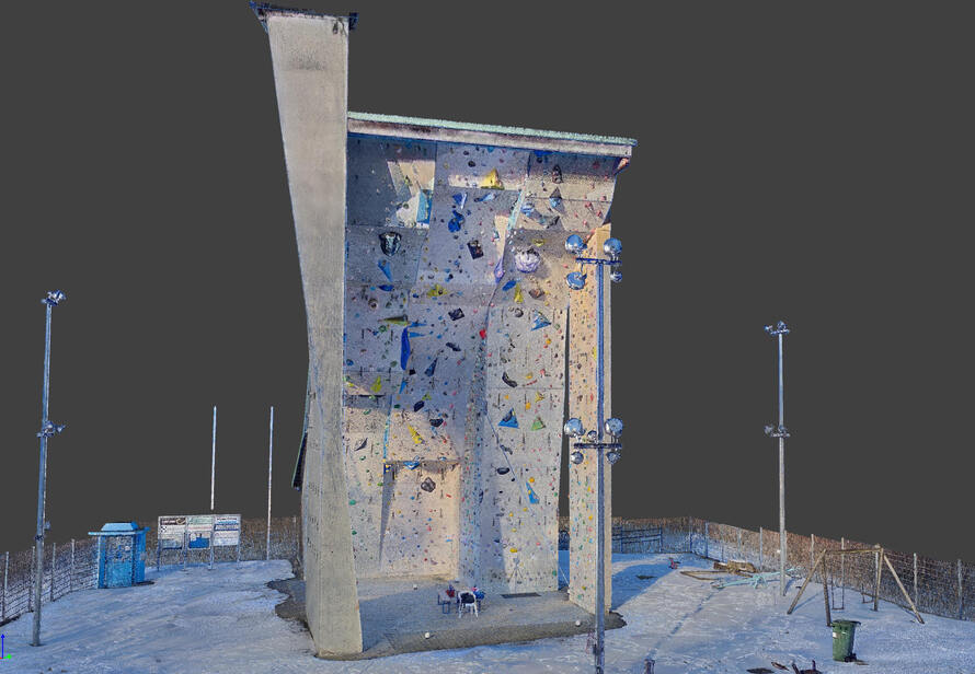 Digital erfasster Kletterturm als Punktwolke. 3D Laserscanning liefert exakte Geometrie für die Planung neuer Kletterplatten.