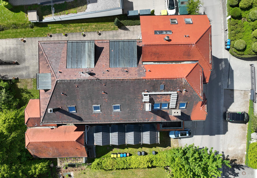 Originalaufnahme aus der Drohnenvermessung eines Gebäudes in Bad Wörishofen. Luftbild zur Erfassung von Dachflächen und Sanierungsbereichen.