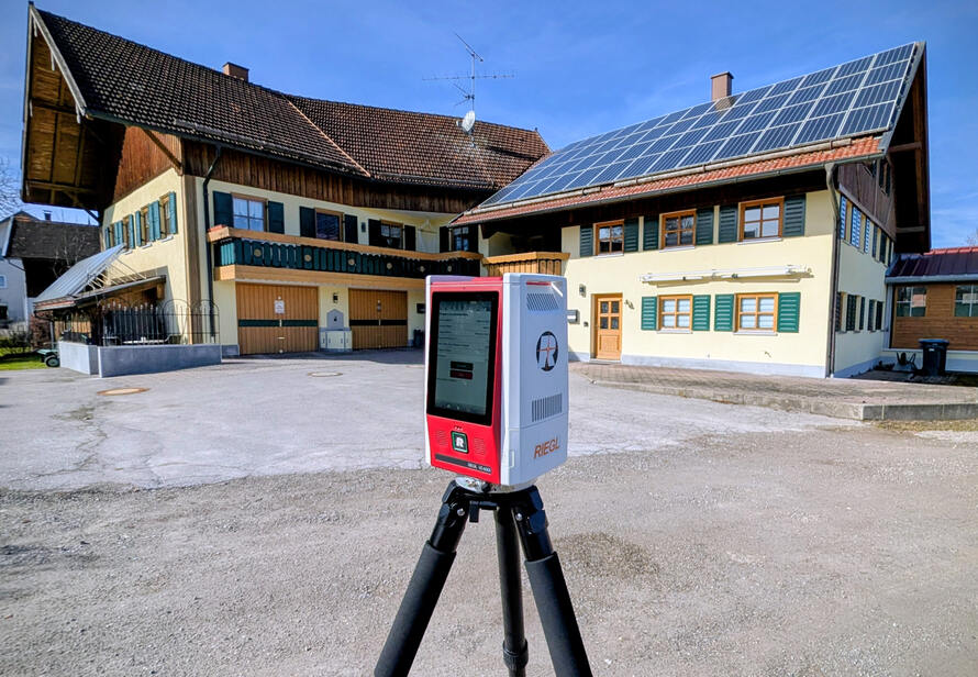 RIEGL VZ-600i Laserscanner bei der 3D-Gebäudevermessung eines landwirtschaftlichen Anwesens im Allgäu für präzise Bestandsdaten und digitale Planung.