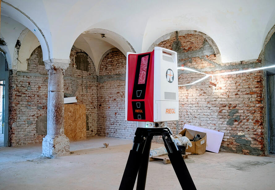 3D-Vermessung eines denkmalgeschützten Gebäudes während der Sanierung zur präzisen Erfassung historischer Gewölbe, Säulen und Mauerwerke.