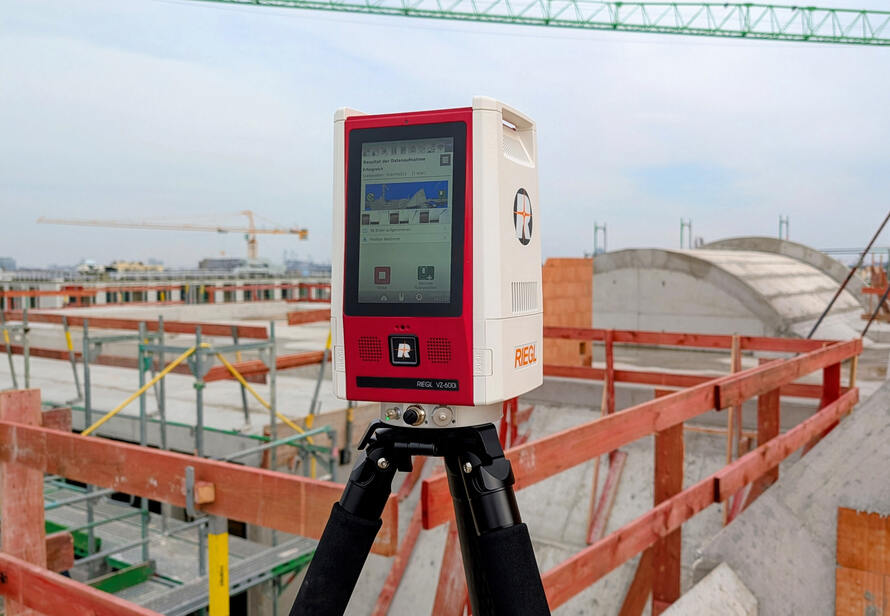 RIEGL VZ-600i im Einsatz auf einer Baustelle in München zur hochpräzisen 3D-Vermessung eines Rohbaus für Planung und Baukontrolle.