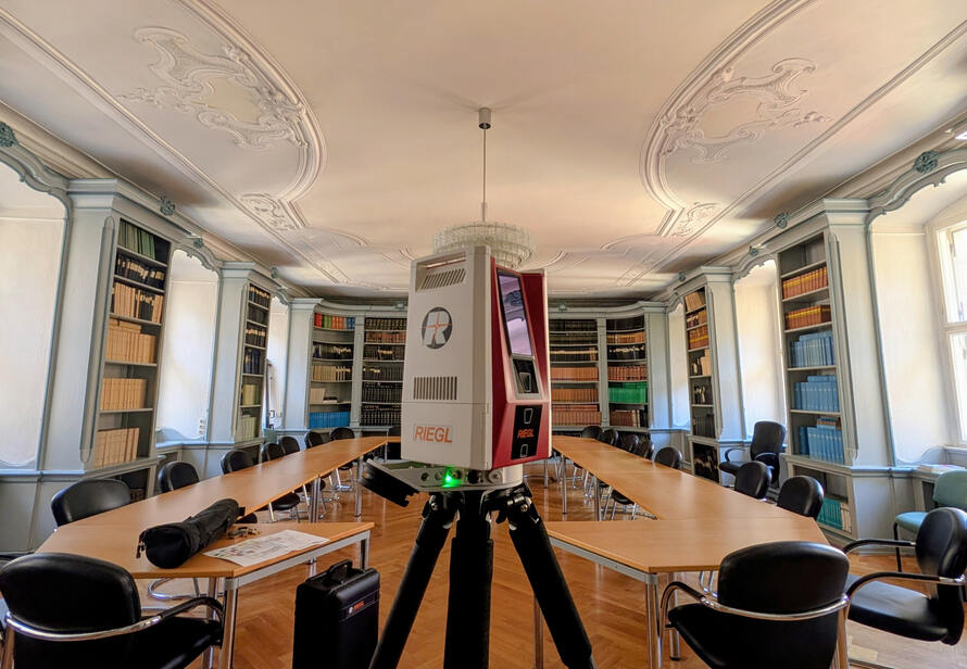 Laserscanning einer aufwendig verzierten historischen Stuckdecke zur digitalen Dokumentation und Planung denkmalgerechter Sanierungsmaßnahmen.