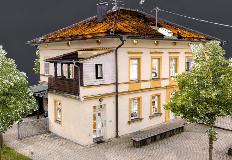 Die farbige Punktwolke zeigt das Heglerhaus an der Mittelschule Türkheim mit Fassade, Dachflächen, Fenstern und Außenbereichen als präzise digitale Bestandsaufnahme.