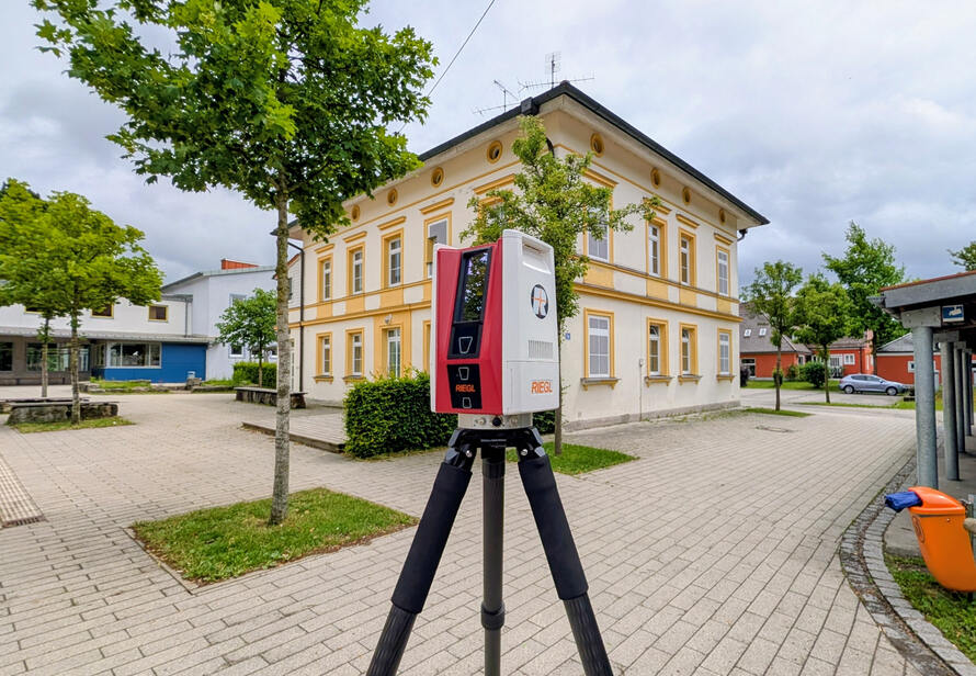 Der RIEGL VZ 600i Laserscanner steht vor dem Heglerhaus in Türkheim und erfasst das Gebäude für eine präzise digitale Bestandsaufnahme in Farbe.