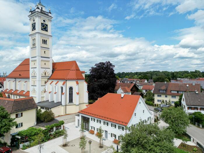 Drohnenbild des Waaghaus Türkheim und dahinter ist die Türkheimer Kirche zu sehen