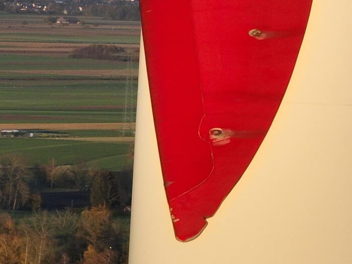 Drohneninspektion eines Rotorblattes eines Windrades