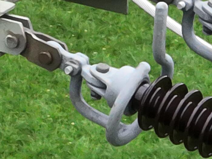Drohneninspektion an einer Hochspannungsleitung mittels Drohne