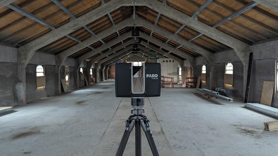 3D-Laserscanner bei der Vermessung eines großen Stallgebäudes zur digitalen Bestandsaufnahme und Architekturvermessung in Murnau