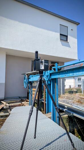 Hier wird eine Wasserkraftanlage mit einem Laserscanner vermesen