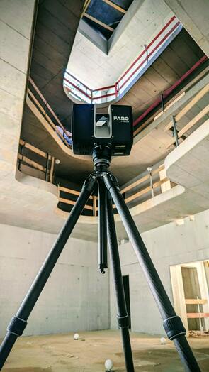 FARO Laserscanner bei der 3D-Vermessung eines Treppenlochs über drei Ebenen als präzise Planungsgrundlage für eine maßgefertigte Metallbautreppe.