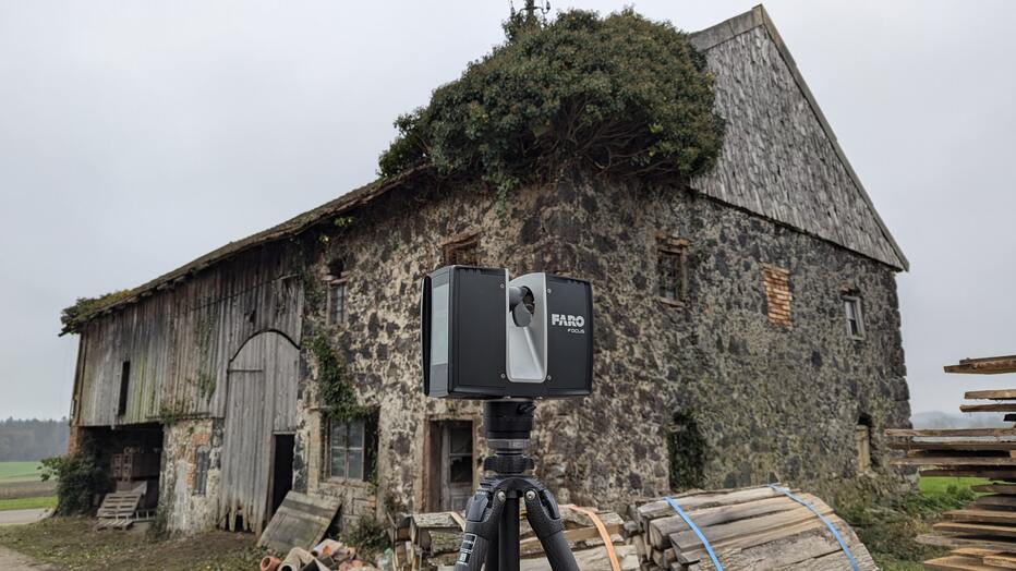 Vermessen wird ein Knechthaus in Oberbayern mit einem Laserscanner