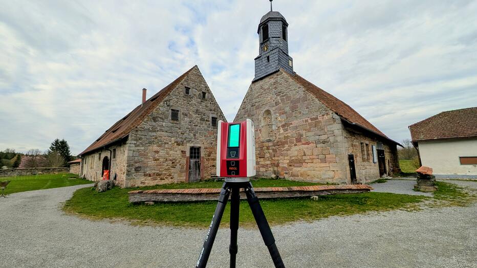 3D Laserscanner vor historischem Klostergebäude in Thüringen. Digitale Vermessung für Denkmalpflege und Sanierungsplanung.