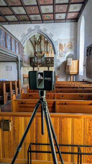 FARO Laserscanner beim vermessen einer Kirche