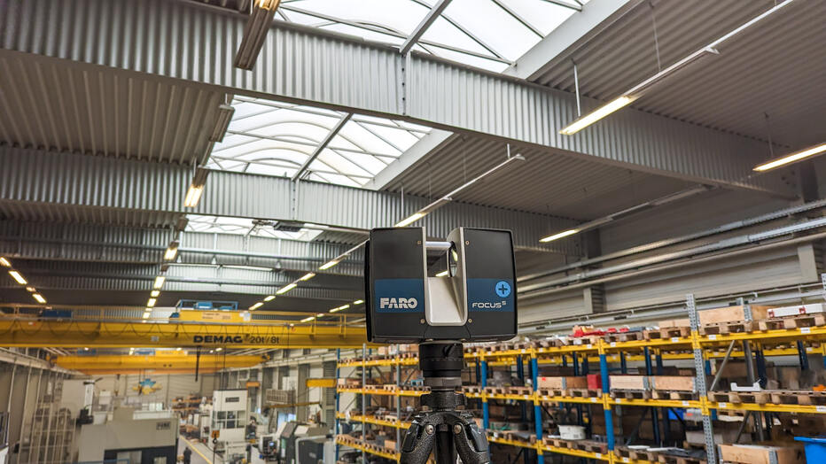 Eine Industriehalle die mit einem Laserscanner vermessen wird