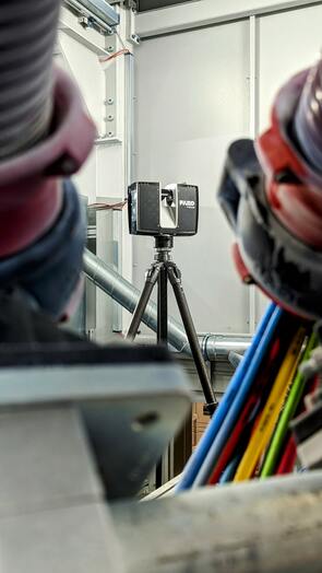 FARO Laserscanner beim vermessen einer Industrieanlage