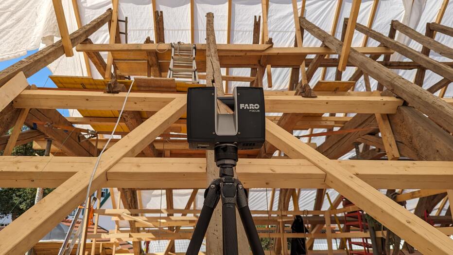 FARO Laserscanner beim Scannen eines Dachstuhls
