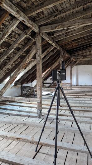 Hier wird ein Dachstuhl mittels 3D-Laserscanner vermessen