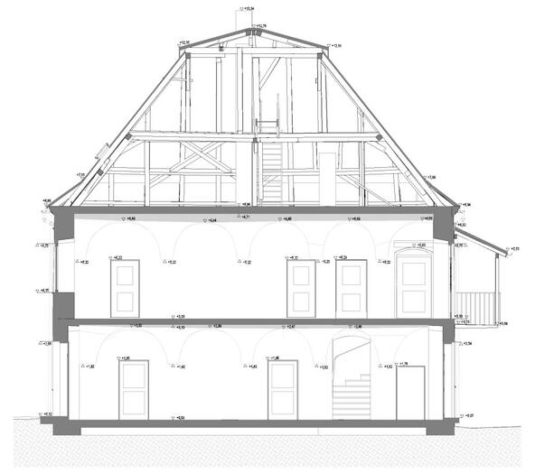 Vertikaler Gebäudeschnitt eines historischen Hauses mit Dachkonstruktion, Geschossen und tragenden Bauteilen.