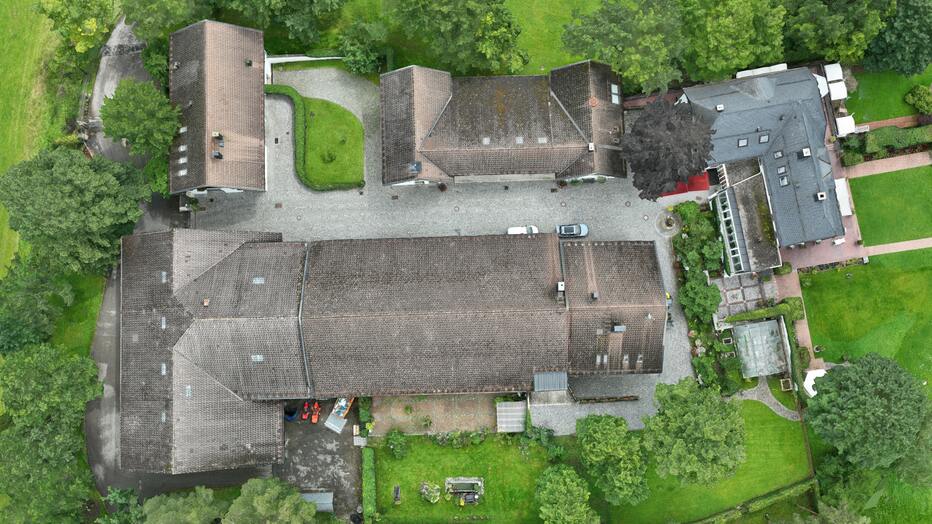 Draufsicht einer Drohnenvermessung eines Gutshof zur Planung der Dachsanierungen der Gebäude