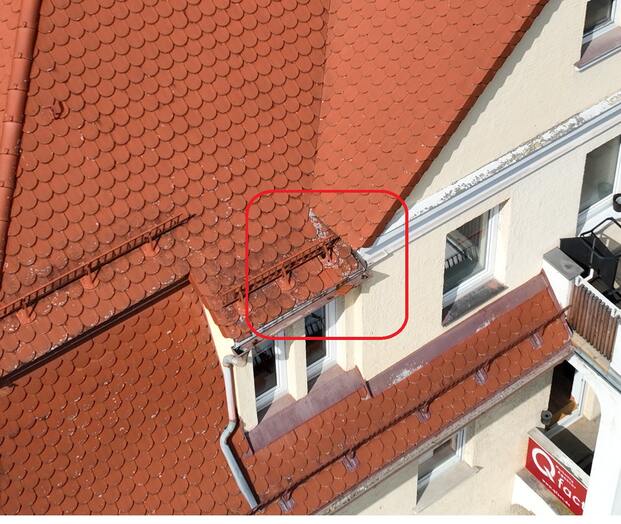 Dachcheck mit Drohne an einem Wohn und Geschäftshaus in Weilheim in Oberbayern zur Erkennung beschädigter Dachziegel und möglicher Gefahrenstellen.
