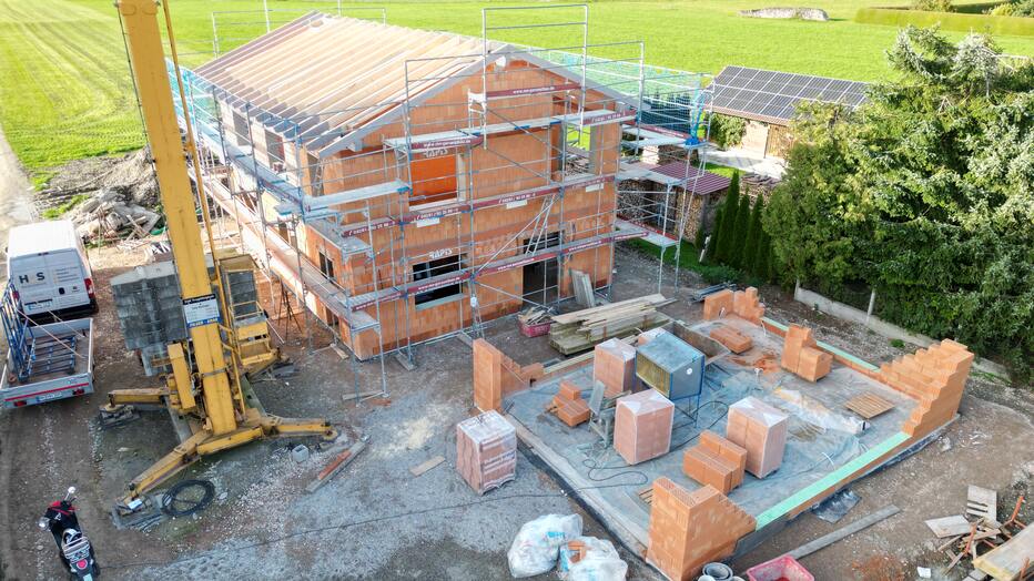 Drohnenaufnahme einer Baustelle mit Neubau, Kran und Baufortschritt zur Baustellendokumentation.