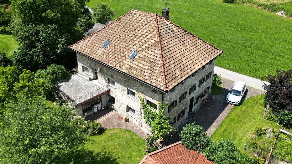 Drohnenaufnahme eines Wohnhauses auf dem Land zur Präsentation für Immobilien und Exposés.