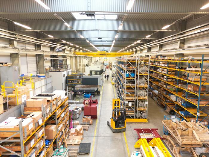 Luftaufnahme einer Industriehalle mit Produktions- und Lagerbereichen zur Dokumentation von Anlagen.