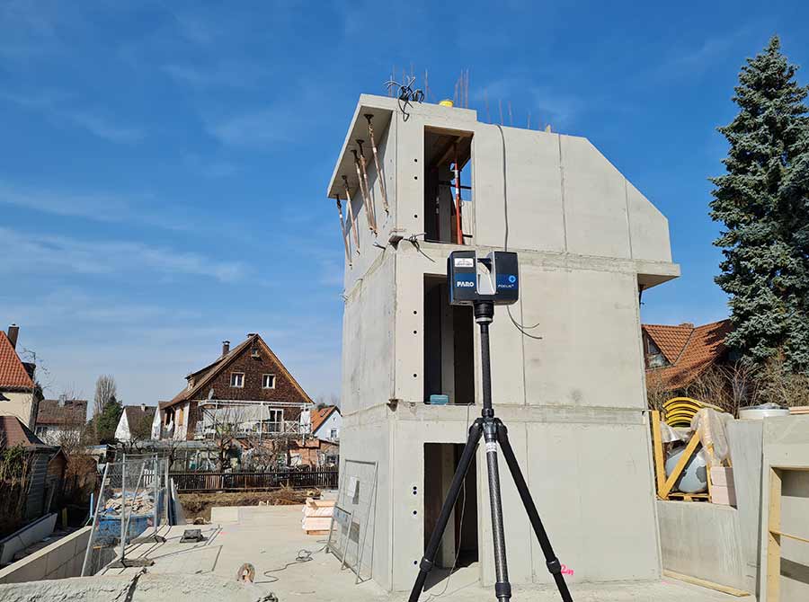 Faro Laserscanner beim vermessen eines Betontreppenhauses und der Fundamente