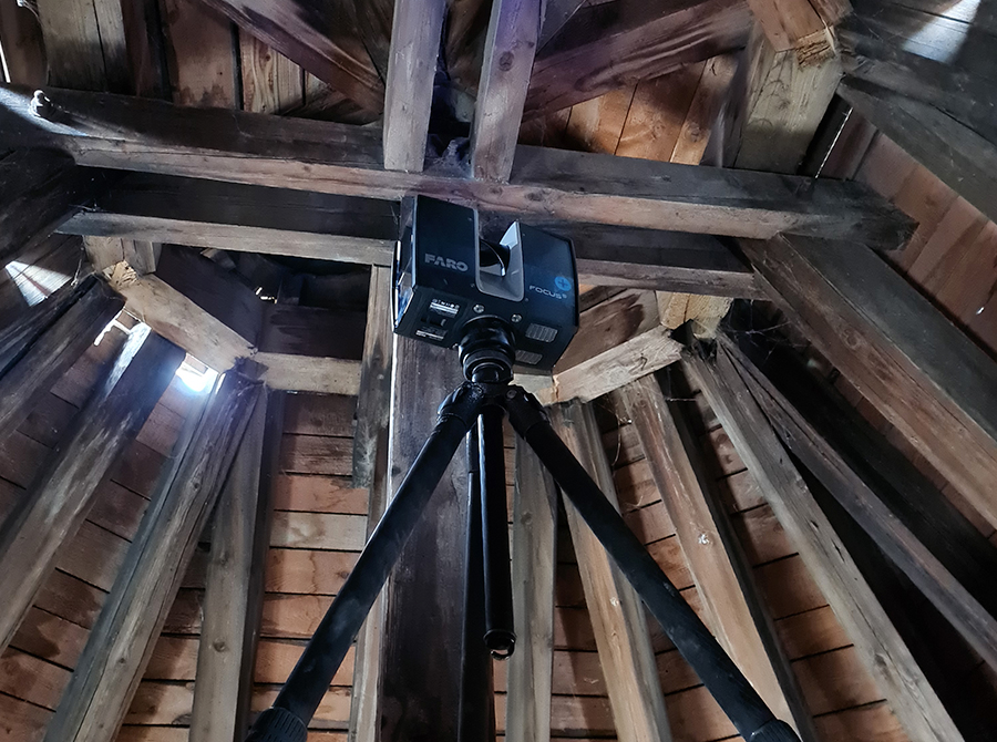 Alter Glockenturm aus Holz wird mit Laserscanner vermessen