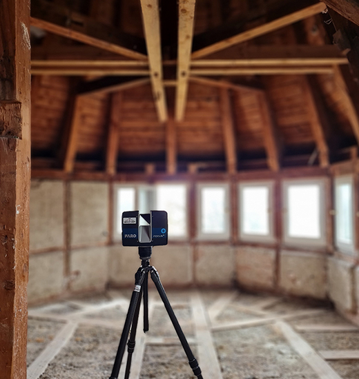 Altes Turmzimmer einer Villa aus Holz wird mit Laserscanner vermessen