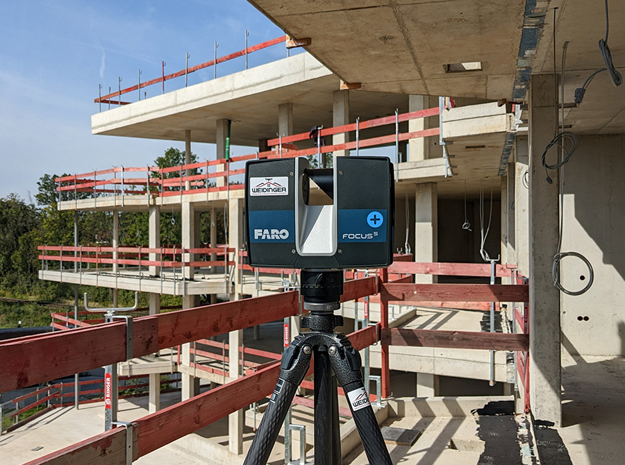 Faro Laserscanner beim Vermessen eines mehrstöckigen Betonskelettbaus