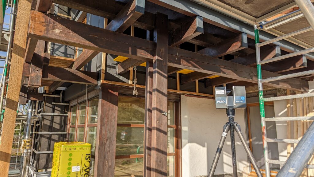 Faro Laserscanner beim vermessen einen Hauses