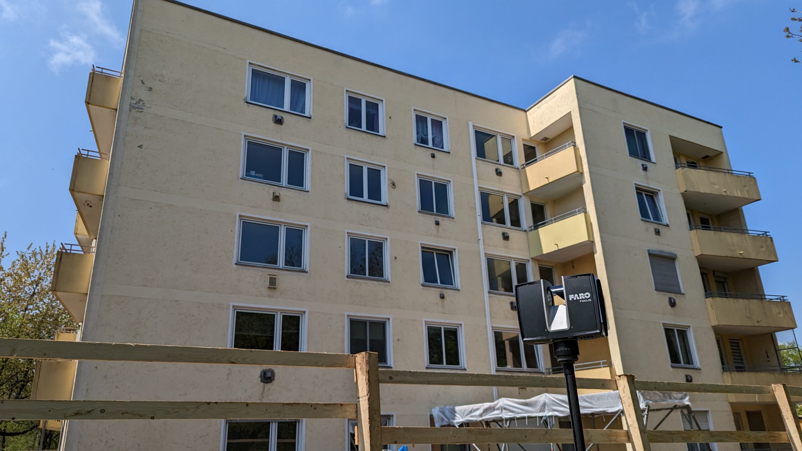 FARO 3D Laserscanner beim Vermessen der Fassade eines Mehrfamilienhauses in München