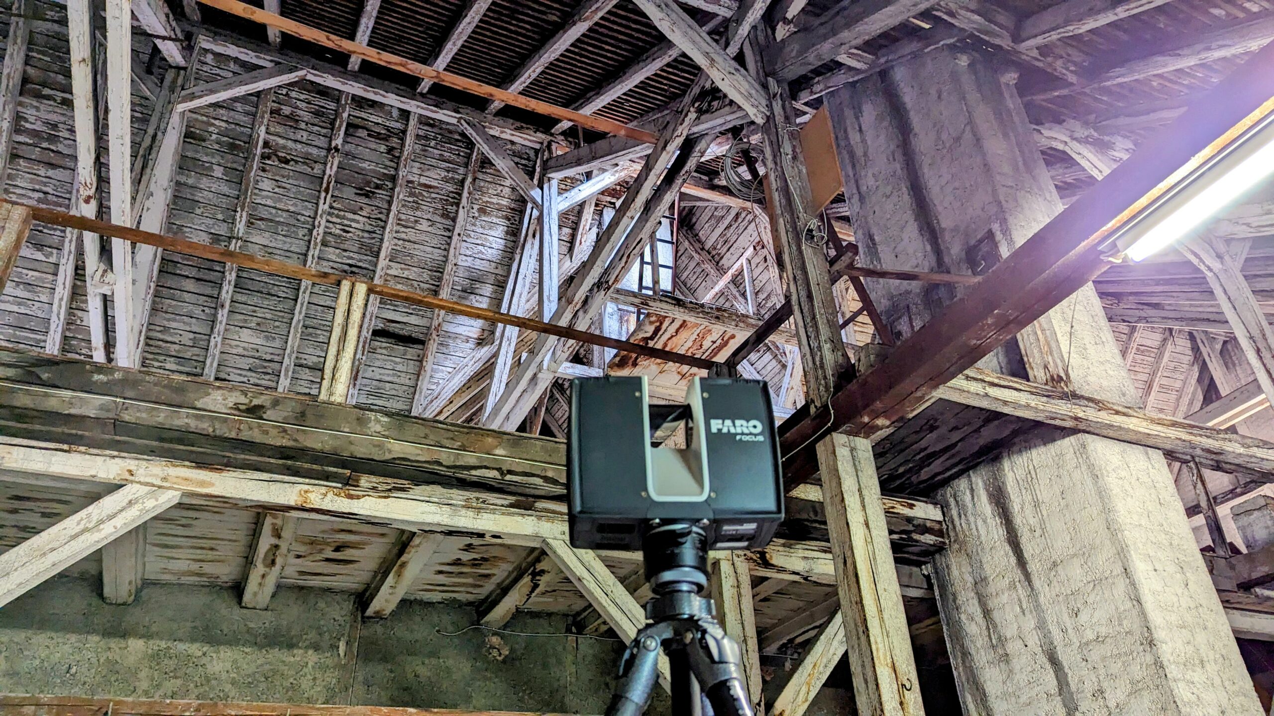 Laserscanner beim vermessen eines alten Dachstuhles in München