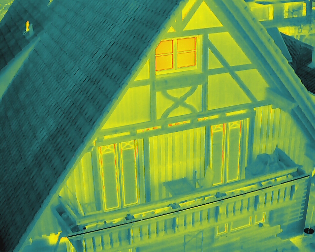 Wärmebild einer Drohne beim überfliegen eines Hauses, gut zu sehen sind die Wärmebrücken