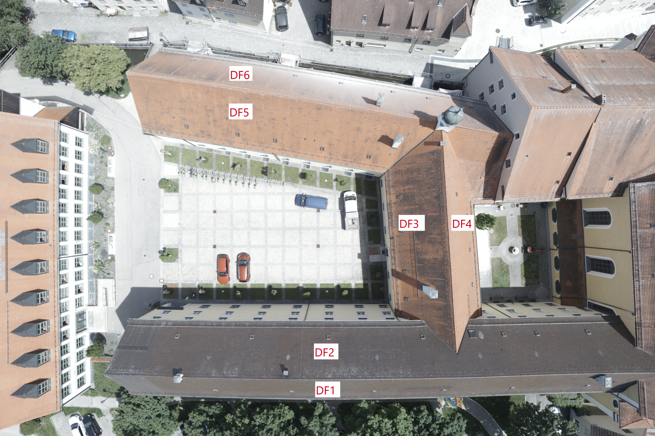 Luftbildaufnahme eines Gebäudes zur Inspektion der Dachfläche