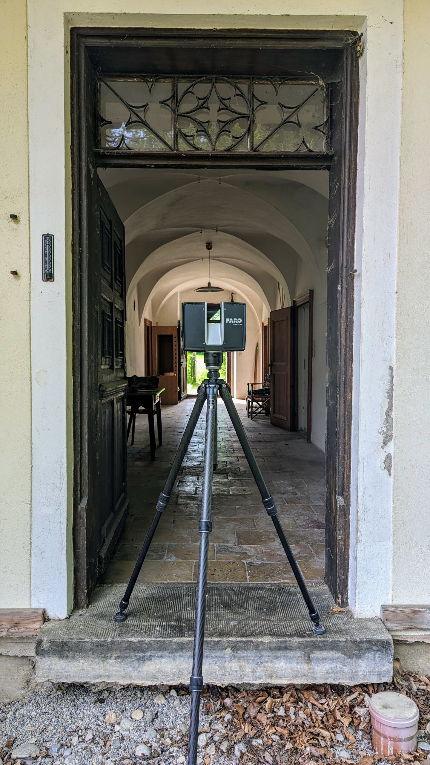 FARO Laserscanner beim 3D-Scan eines alten Pfarrhauses aus 1700