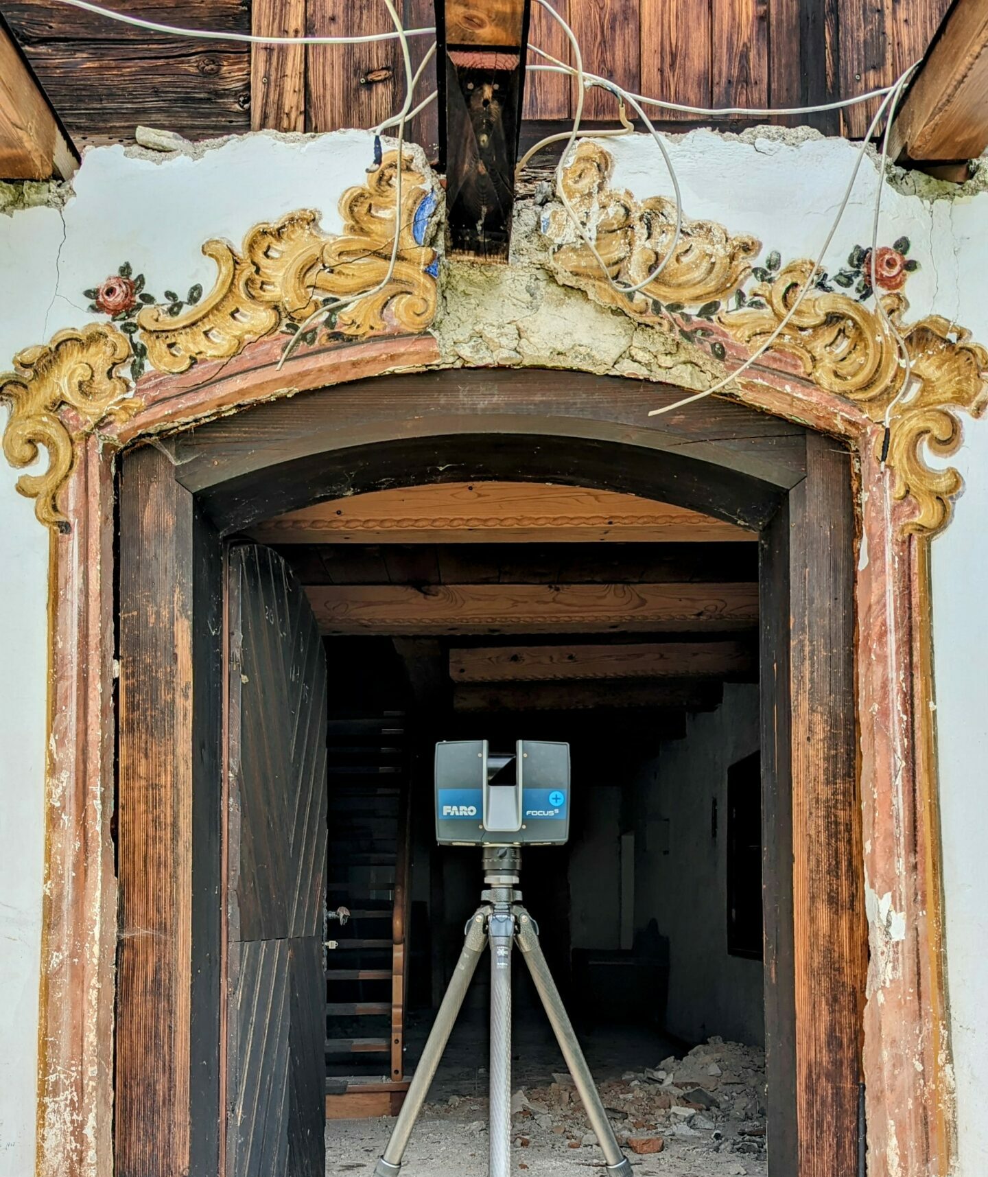 FARO Laserscanner beim vermessen eines Bauernhauses aus 1450J.