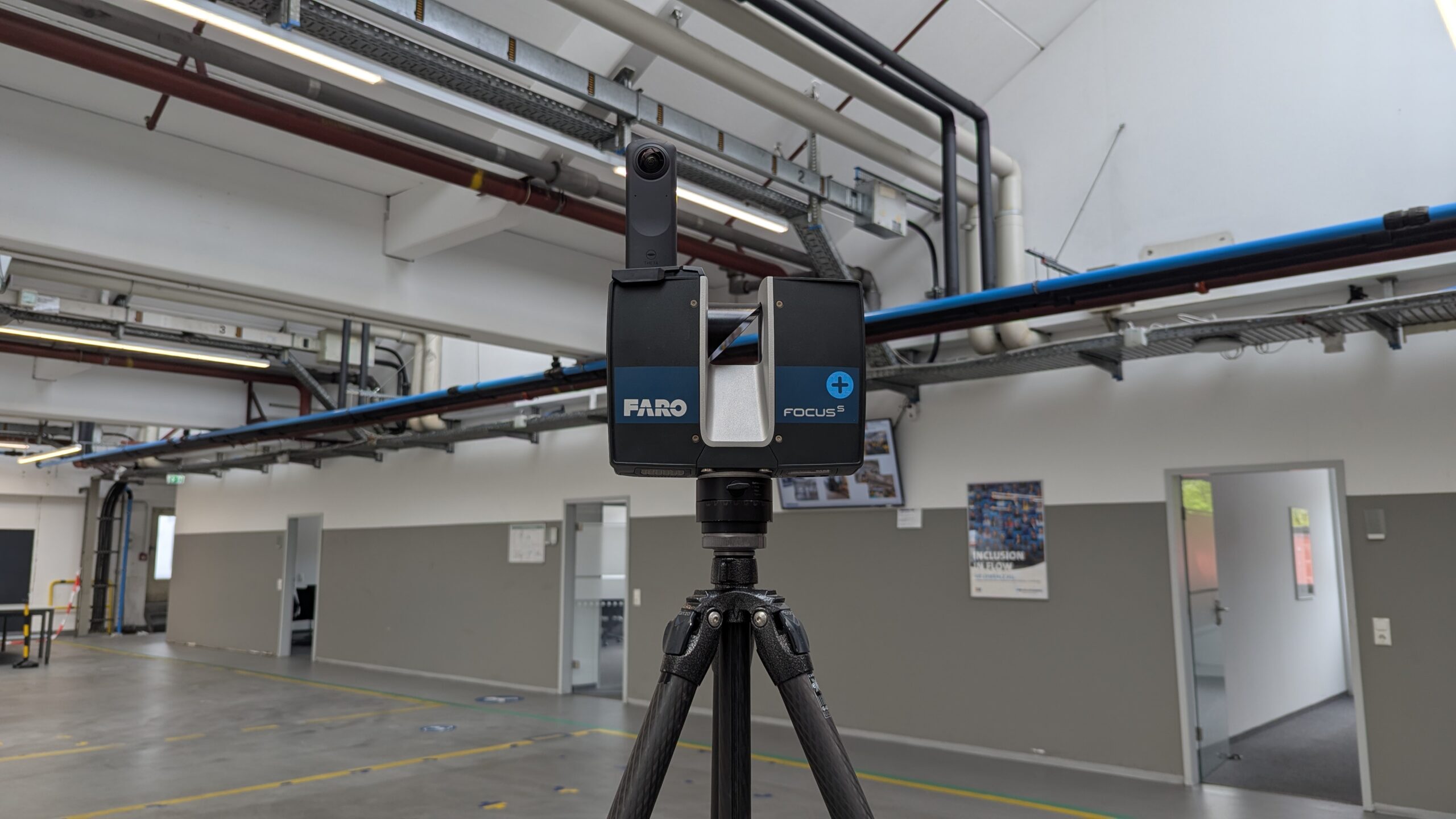 FARO Laserscanner beim vermessen von Rohrleitungen in einem Industriebtrieb