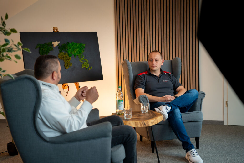 Matthias Weidinger und Garbiel Heckel sitzen am Set des neuen Podcast Studios und reden miteinander